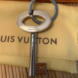 💯% Auth  L. Vuitton HTF skeleton keychain RARE